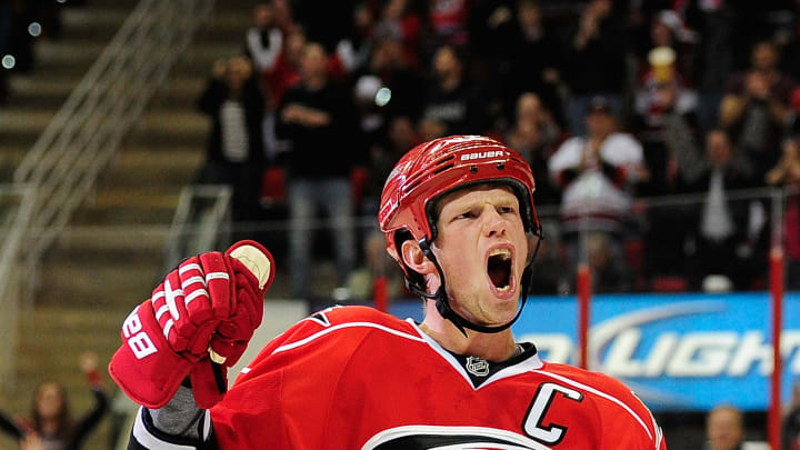 Eric Staal est honoré de porter le maillot des Hurricanes de la Caroline pour dire adieu à la LNH